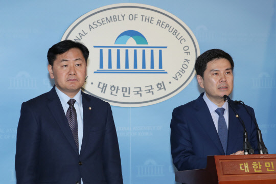 지상욱 김관영, 정무위 소집 촉구  바른미래당 지상욱 정책위의장과 김관영 의원이 20일 오후 국회 정론관에서 한국GM 군산공장 폐쇄 움직임과 관련해 기자회견을 열고 정무위원회 소집을 촉구하고 있다. 2018.2.20